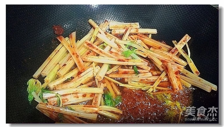 芹菜炒牛肉的做法-家常味炒菜譜-易網(wǎng)健康養(yǎng)生網(wǎng) 芹菜炒牛肉的做法-家常味炒菜譜