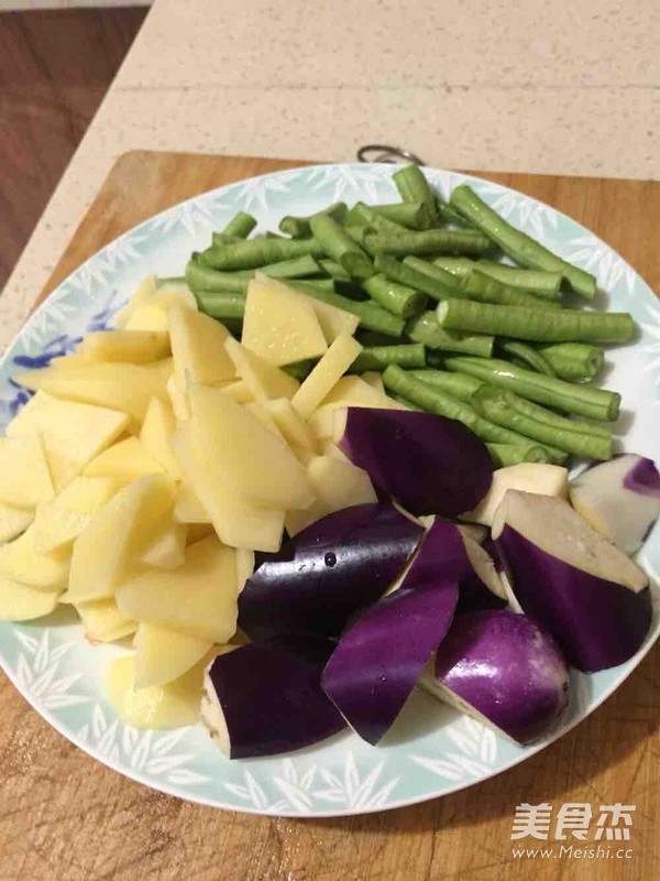 地三鮮的做法-蒜香味炒菜譜-易網健康養生網 地三鮮的做法-蒜香味炒菜譜