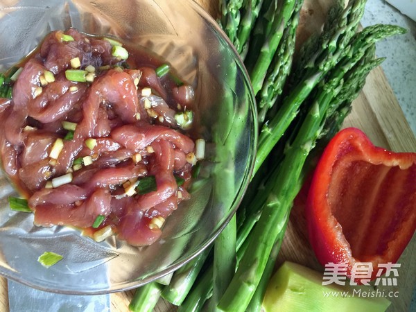 蘆筍肉絲的做法-家常味炒菜譜-易網(wǎng)<a href=http://www.jsjjzhkt.cn/ target=_blank class=infotextkey>健康養(yǎng)生</a>網(wǎng) 蘆筍肉絲的做法-家常味炒菜譜