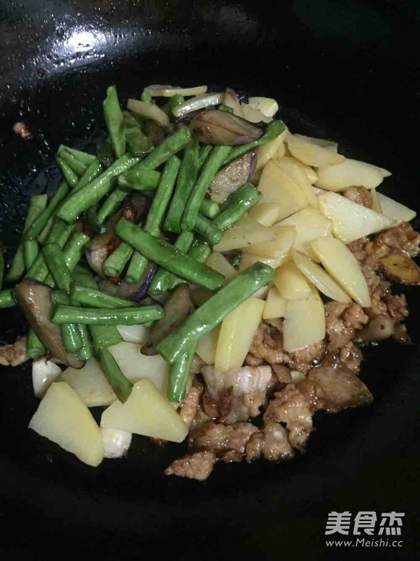 地三鮮的做法-蒜香味炒菜譜-易網健康養生網 地三鮮的做法-蒜香味炒菜譜