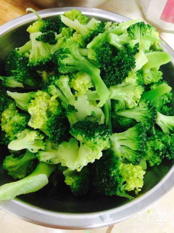 五香培根炒西藍(lán)花籽的做法-五香味炒菜譜-易網(wǎng)<a href=http://www.jsjjzhkt.cn/ target=_blank class=infotextkey>健康養(yǎng)生</a>網(wǎng) 五香培根炒西藍(lán)花籽的做法-五香味炒菜譜