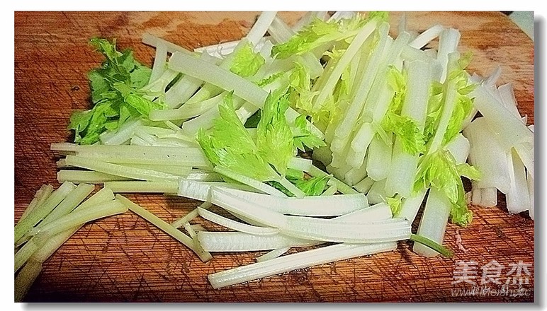 芹菜炒牛肉的做法-家常味炒菜譜-易網(wǎng)健康養(yǎng)生網(wǎng) 芹菜炒牛肉的做法-家常味炒菜譜