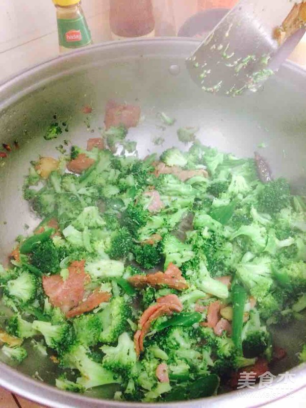 五香培根炒西藍(lán)花籽的做法-五香味炒菜譜-易網(wǎng)健康養(yǎng)生網(wǎng) 五香培根炒西藍(lán)花籽的做法-五香味炒菜譜