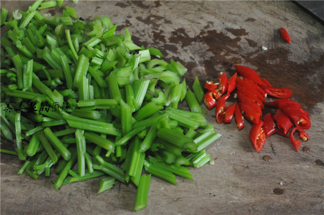 芹菜炒蝦仁的做法-家常味炒菜譜-易網健康養生網 芹菜炒蝦仁的做法-家常味炒菜譜