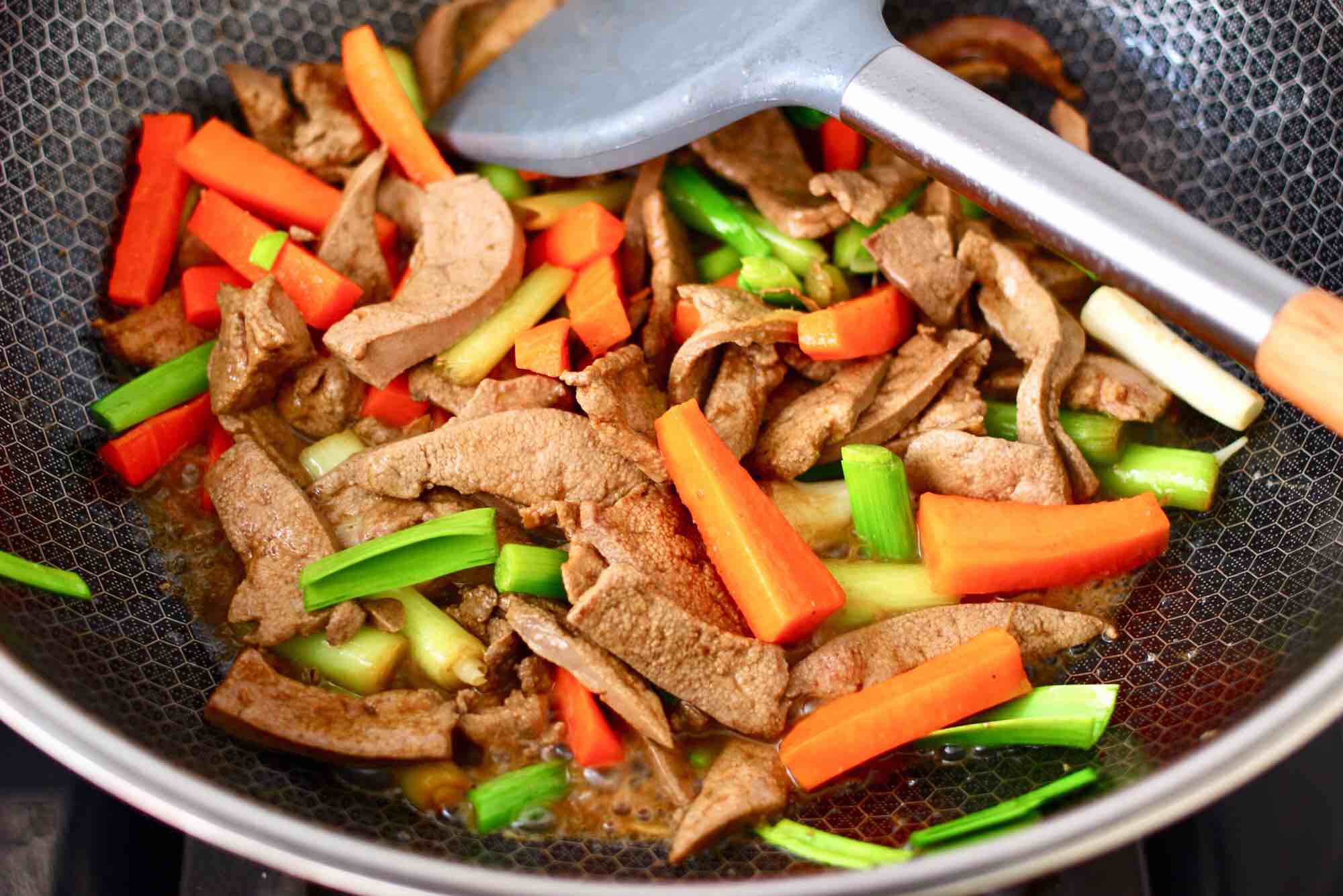 蒜苗爆肝尖的做法-蒜香味爆菜譜-易網健康養生網 蒜苗爆肝尖的做法-蒜香味爆菜譜