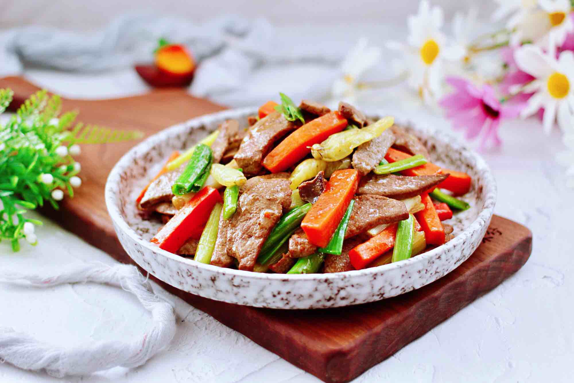 蒜苗爆肝尖的做法-蒜香味爆菜譜-易網健康養生網 蒜苗爆肝尖的做法-蒜香味爆菜譜