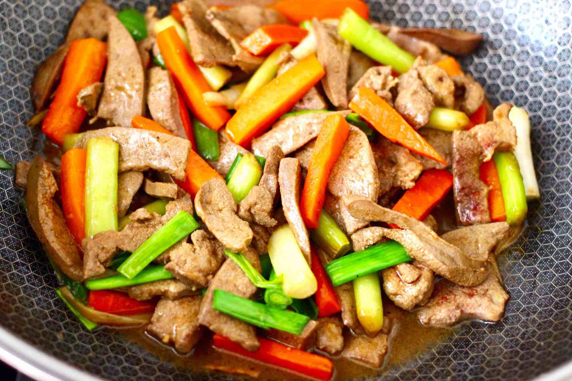 蒜苗爆肝尖的做法-蒜香味爆菜譜-易網健康養生網 蒜苗爆肝尖的做法-蒜香味爆菜譜