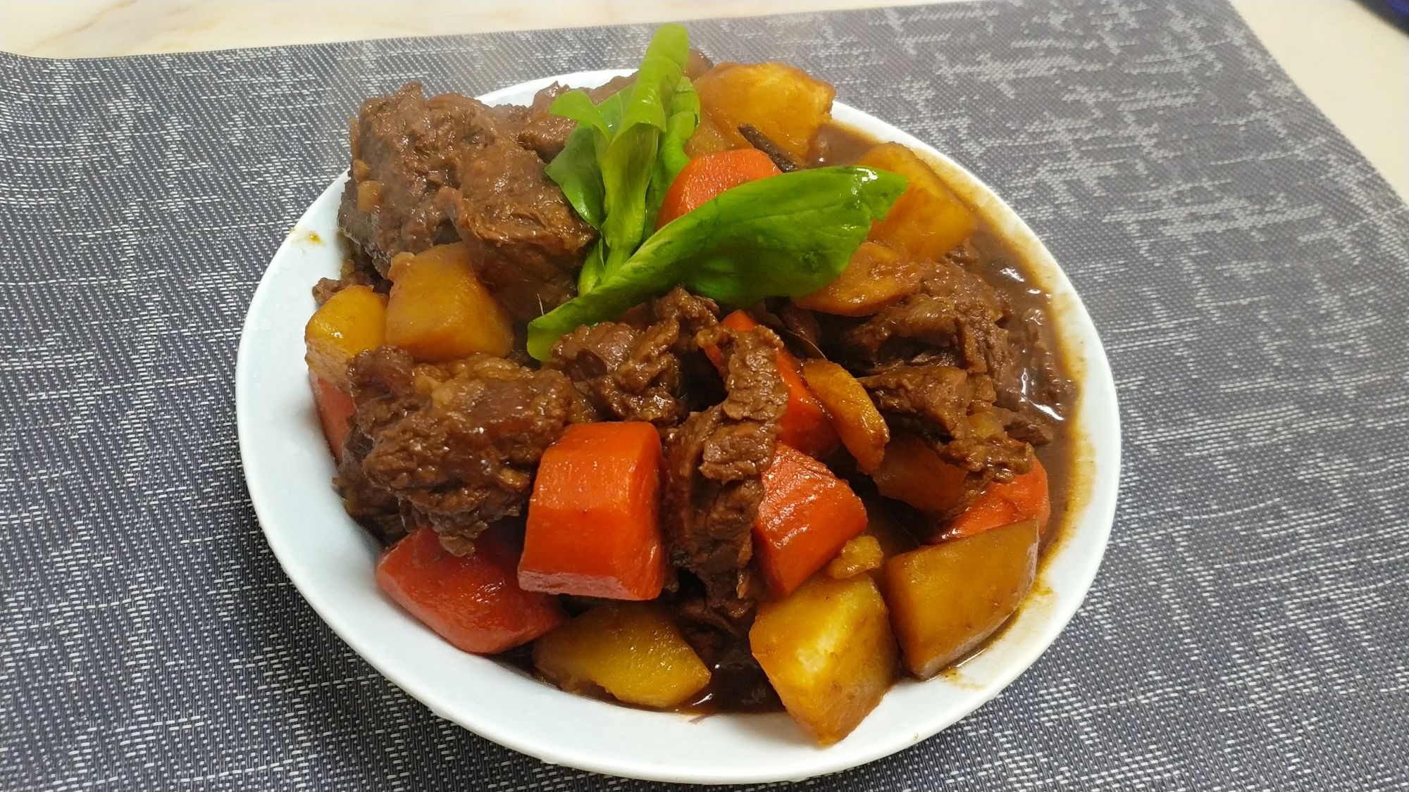 胡蘿卜土豆燉牛肉的做法-家常味燉菜譜