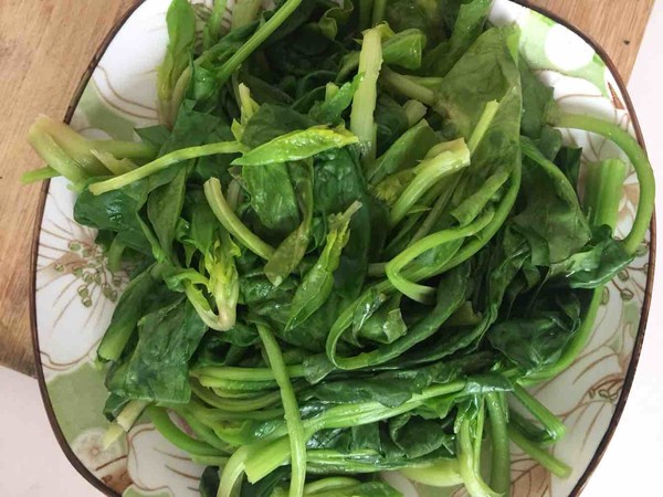 菠菜炒豬肝的做法-家常味炒菜譜-易網<a href=http://www.jsjjzhkt.cn/ target=_blank class=infotextkey>健康養生</a>網 菠菜炒豬肝的做法-家常味炒菜譜