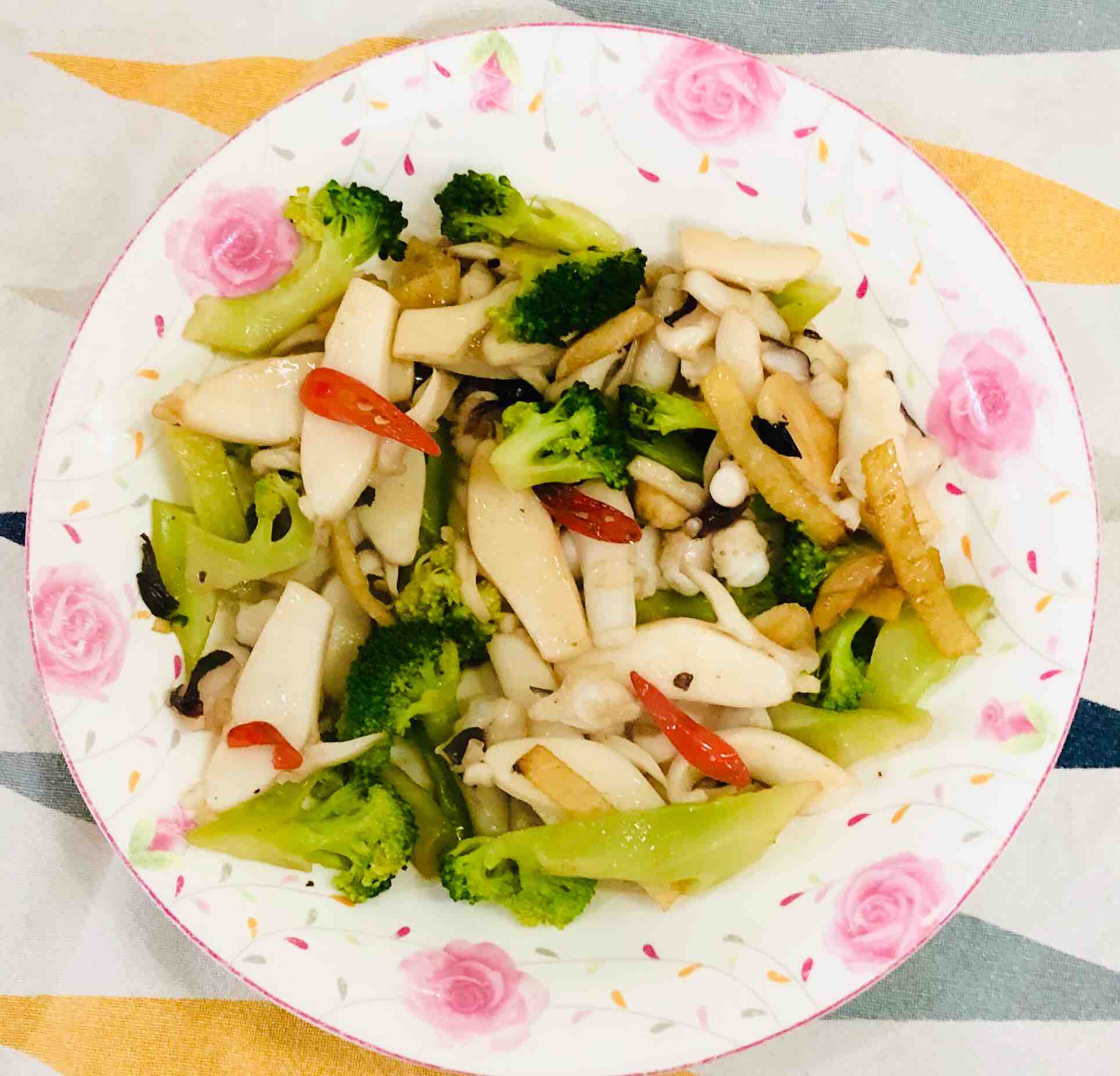 西蘭花炒魷魚的做法-咸鮮味炒菜譜