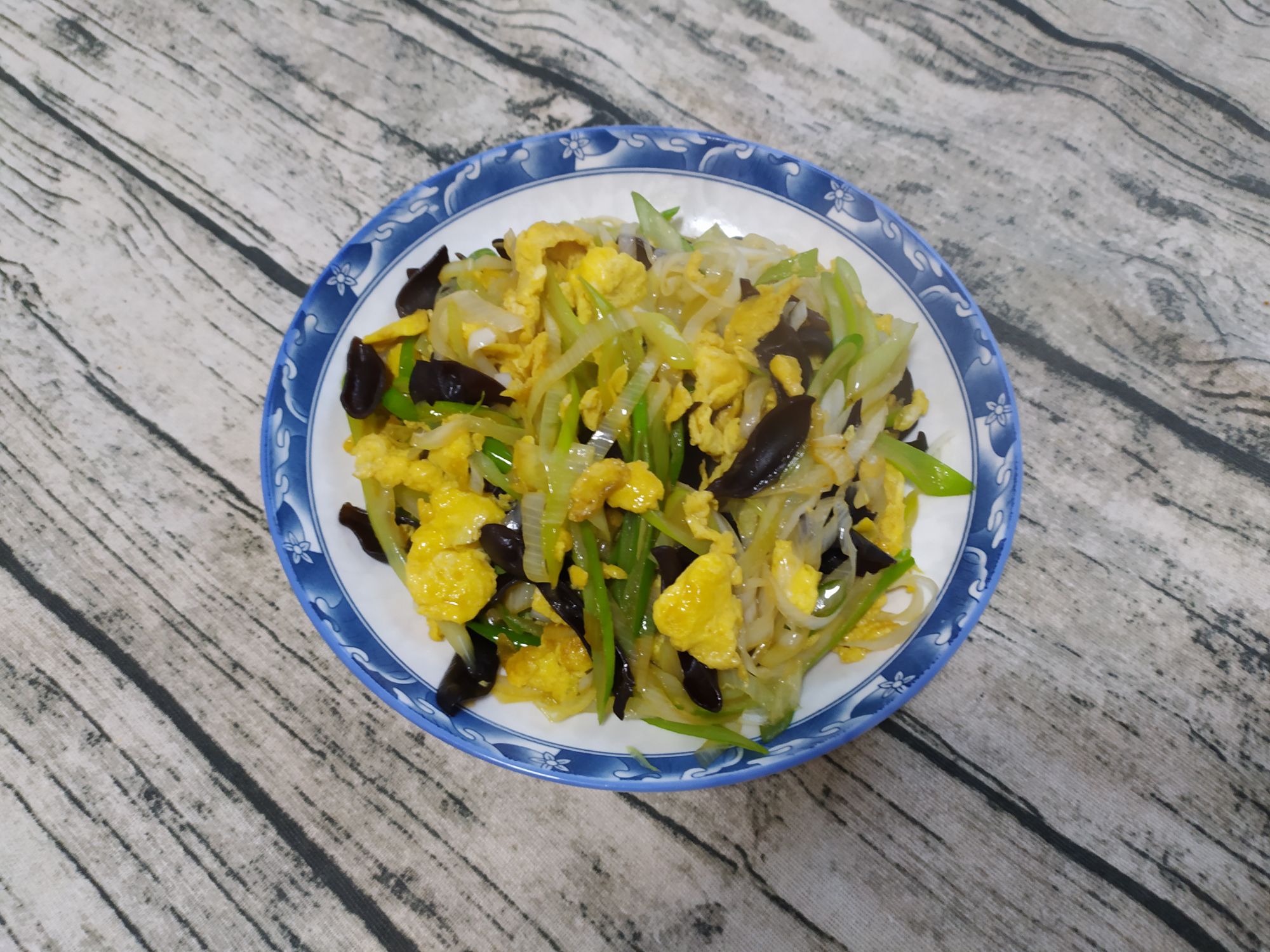 蔥白炒雞蛋木耳的做法-家常味炒菜譜-易網健康養生網 蔥白炒雞蛋木耳的做法-家常味炒菜譜