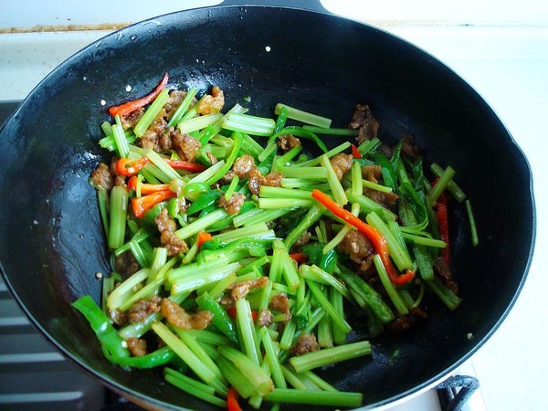 毛芹菜炒油渣的做法-家常味炒菜譜