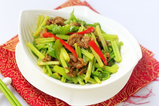 毛芹菜炒油渣的做法-家常味炒菜譜