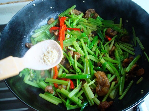 毛芹菜炒油渣的做法-家常味炒菜譜