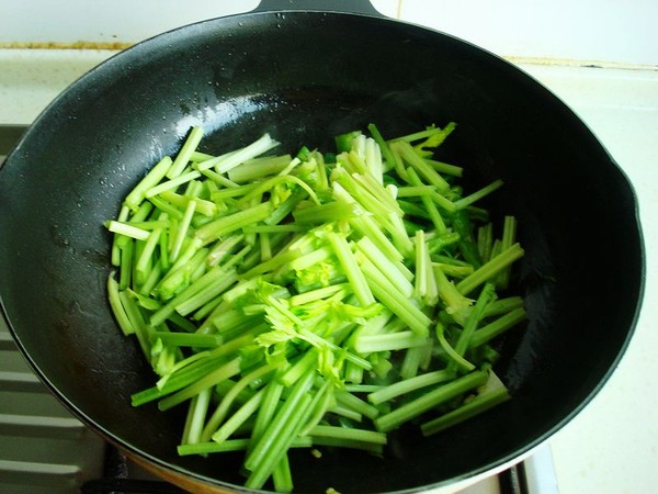 毛芹菜炒油渣的做法-家常味炒菜譜