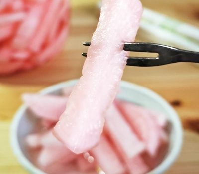 春天里要做好看的泡菜—胭脂蘿卜的做法-酸甜味腌菜譜-易網健康養生網 春天里要做好看的泡菜—胭脂蘿卜的做法-酸甜味腌菜譜