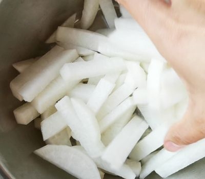 春天里要做好看的泡菜—胭脂蘿卜的做法-酸甜味腌菜譜-易網健康養生網 春天里要做好看的泡菜—胭脂蘿卜的做法-酸甜味腌菜譜