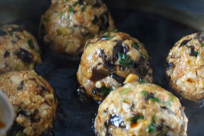 沒有豬肉的株肉獅子頭的做法-醬香味燉菜譜-易網健康養生網 沒有豬肉的株肉獅子頭的做法-醬香味燉菜譜