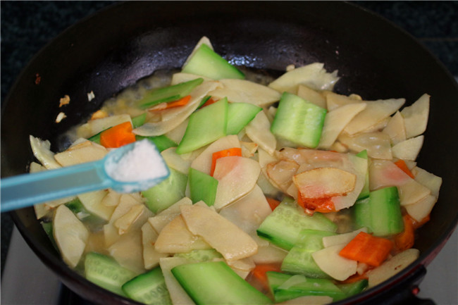 筍炒黃瓜片的做法-家常味炒菜譜-易網健康養生網 筍炒黃瓜片的做法-家常味炒菜譜