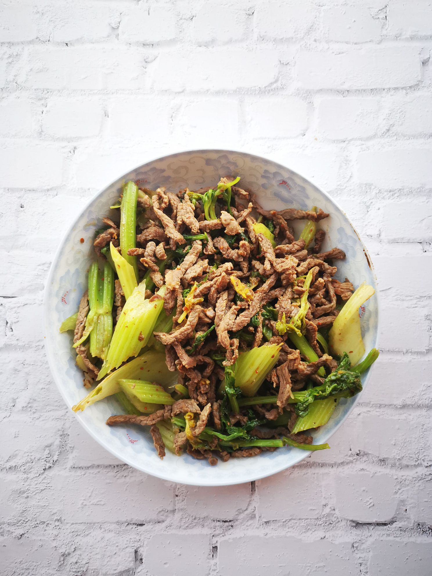 芹菜炒牛肉絲的做法-家常味炒菜譜-易網健康養生網 芹菜炒牛肉絲的做法-家常味炒菜譜