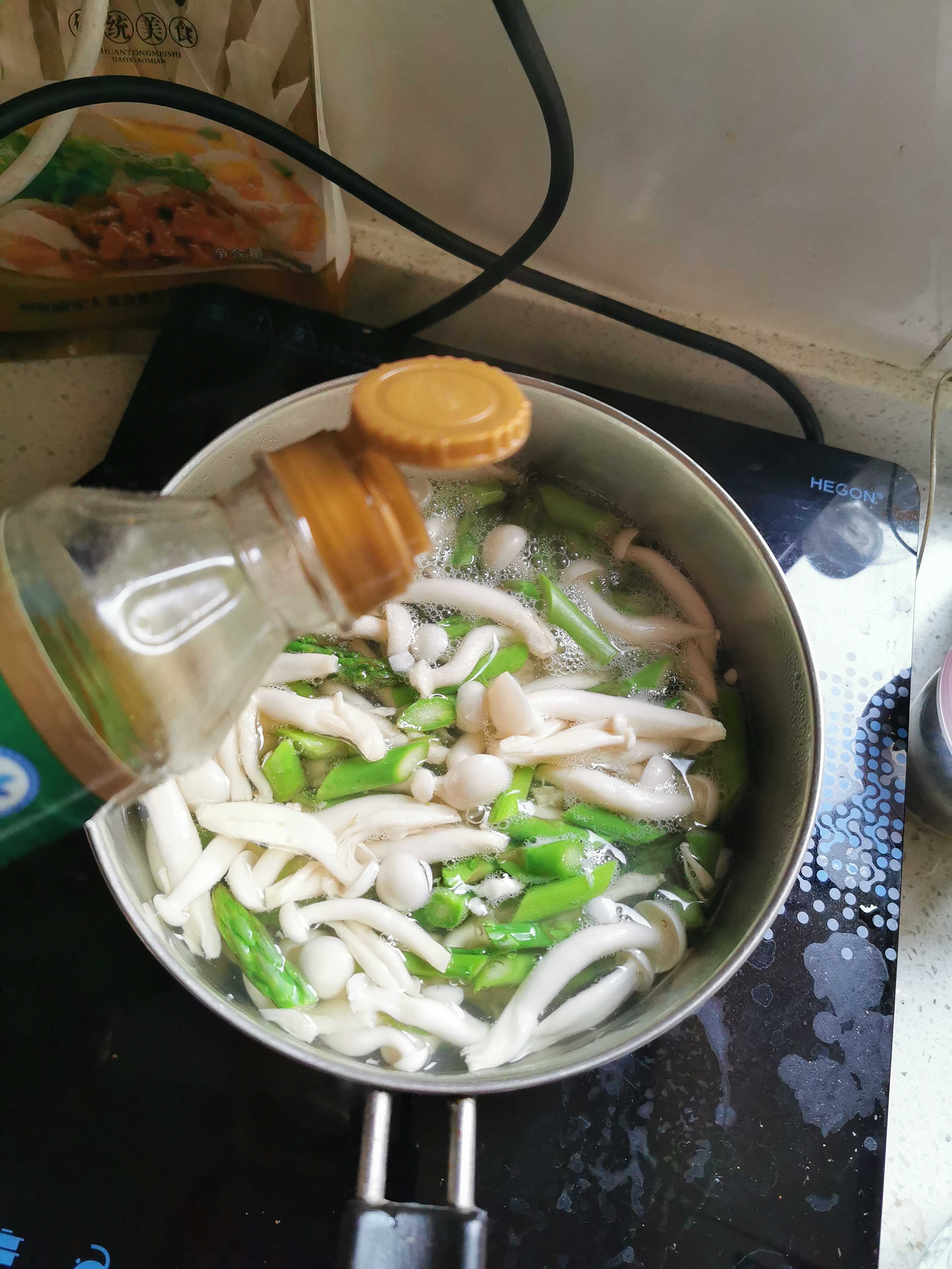 白玉菇炒蘆筍的做法-咸鮮味炒菜譜-易網健康養生網 白玉菇炒蘆筍的做法-咸鮮味炒菜譜