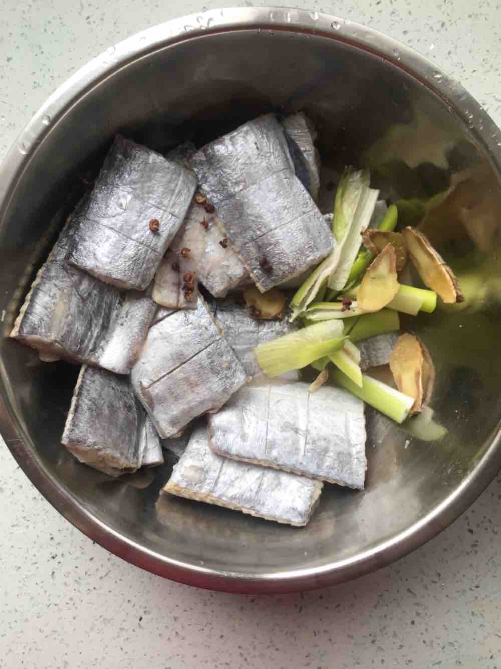 干炸刀魚的做法-咸鮮味炸菜譜-易網<a href=http://www.jsjjzhkt.cn/ target=_blank class=infotextkey>健康養生</a>網 干炸刀魚的做法-咸鮮味炸菜譜