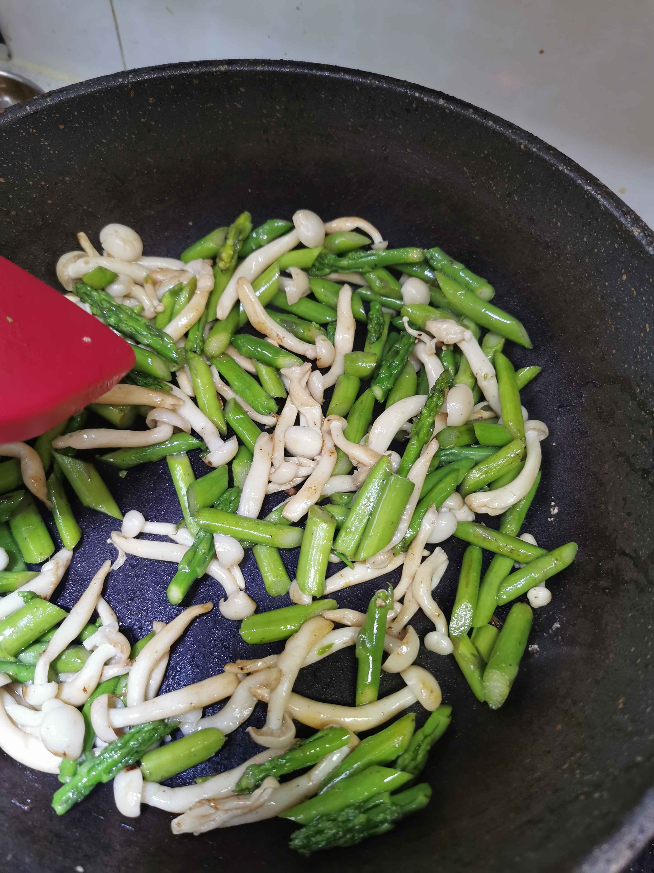 白玉菇炒蘆筍的做法-咸鮮味炒菜譜-易網健康養生網 白玉菇炒蘆筍的做法-咸鮮味炒菜譜