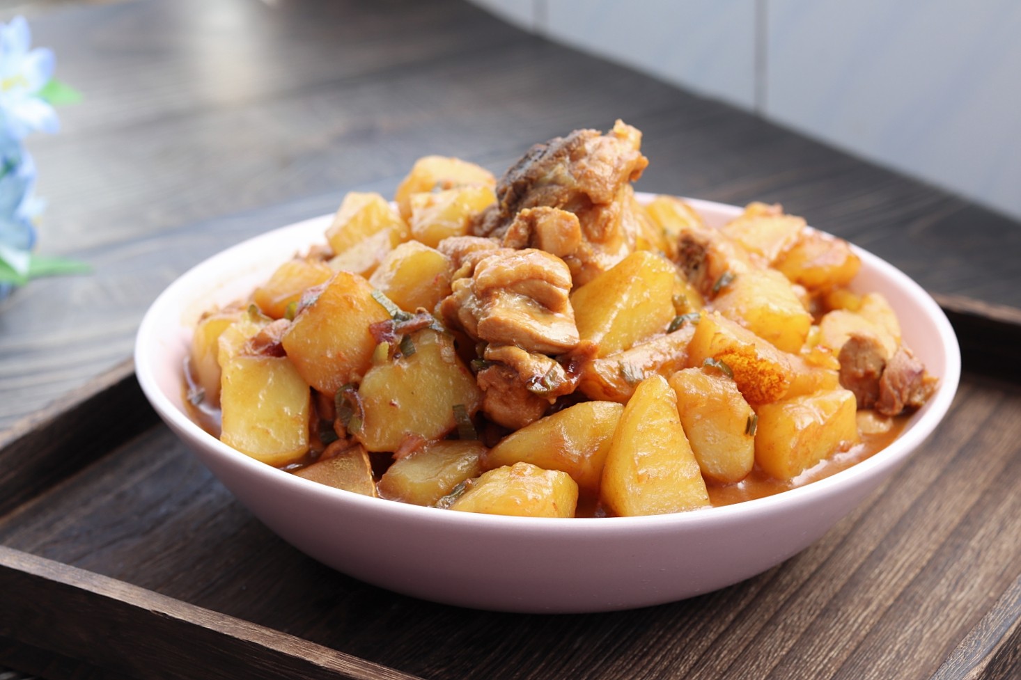 醬香土豆雞塊的家常做法,土豆的軟糯配上雞肉的湯汁,營養又好吃的做法-家常味燉菜譜-易網健康養生網 醬香土豆雞塊的家常做法,土豆的軟糯配上雞肉的湯汁,營養又好吃的做法-家常味燉菜譜