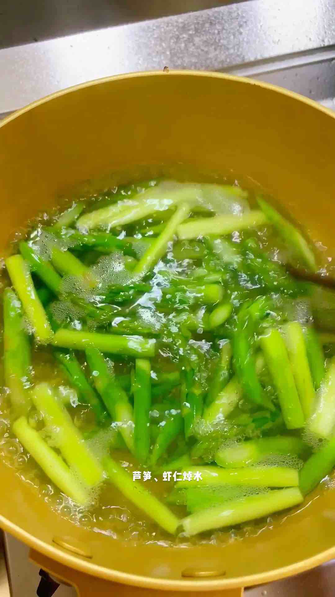 蘆筍炒蝦仁的做法-家常味炒菜譜-易網<a href=http://www.jsjjzhkt.cn/ target=_blank class=infotextkey>健康養生</a>網 蘆筍炒蝦仁的做法-家常味炒菜譜