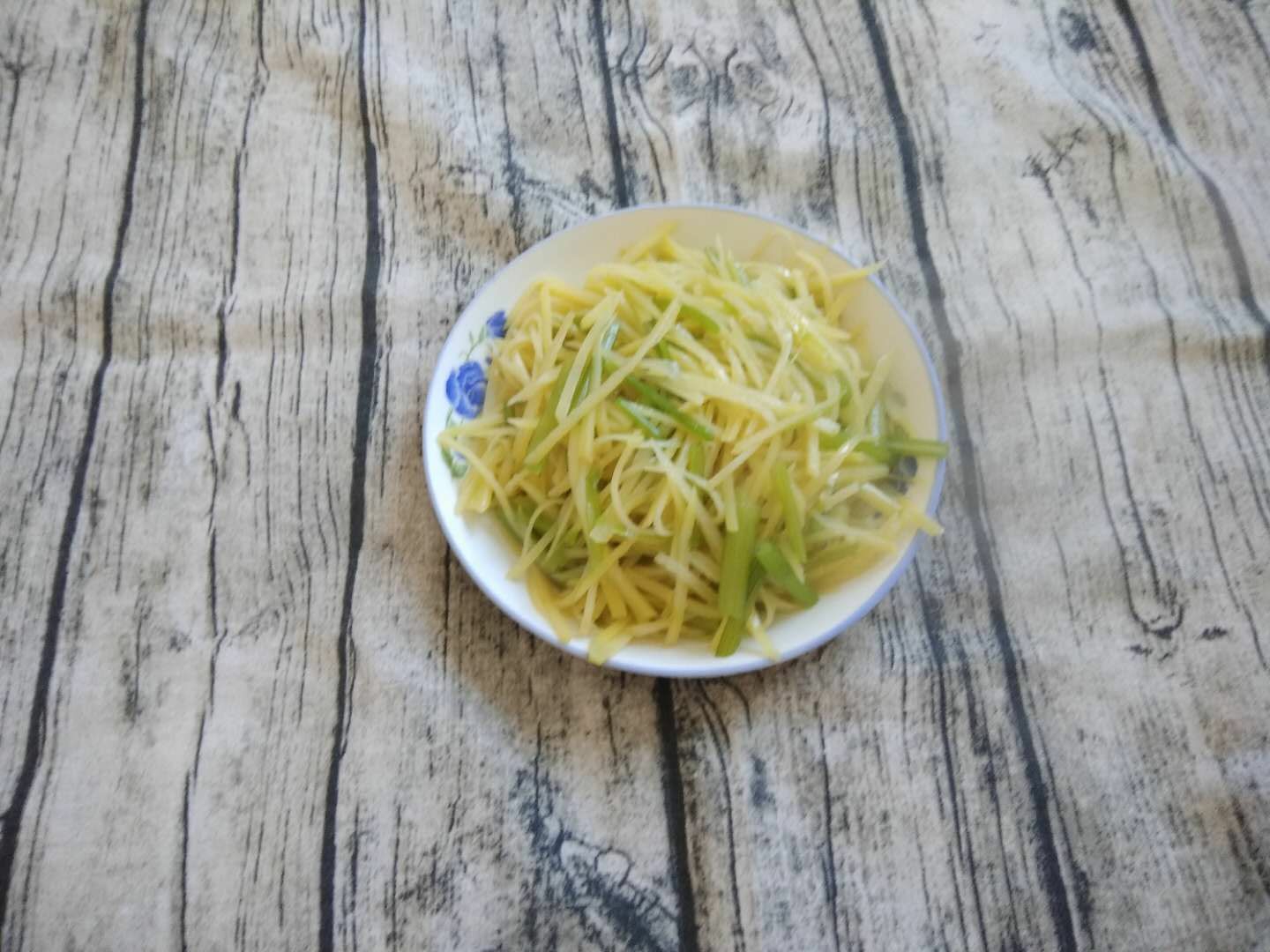 土豆絲炒芹菜的做法-家常味炒菜譜-易網健康養生網 土豆絲炒芹菜的做法-家常味炒菜譜