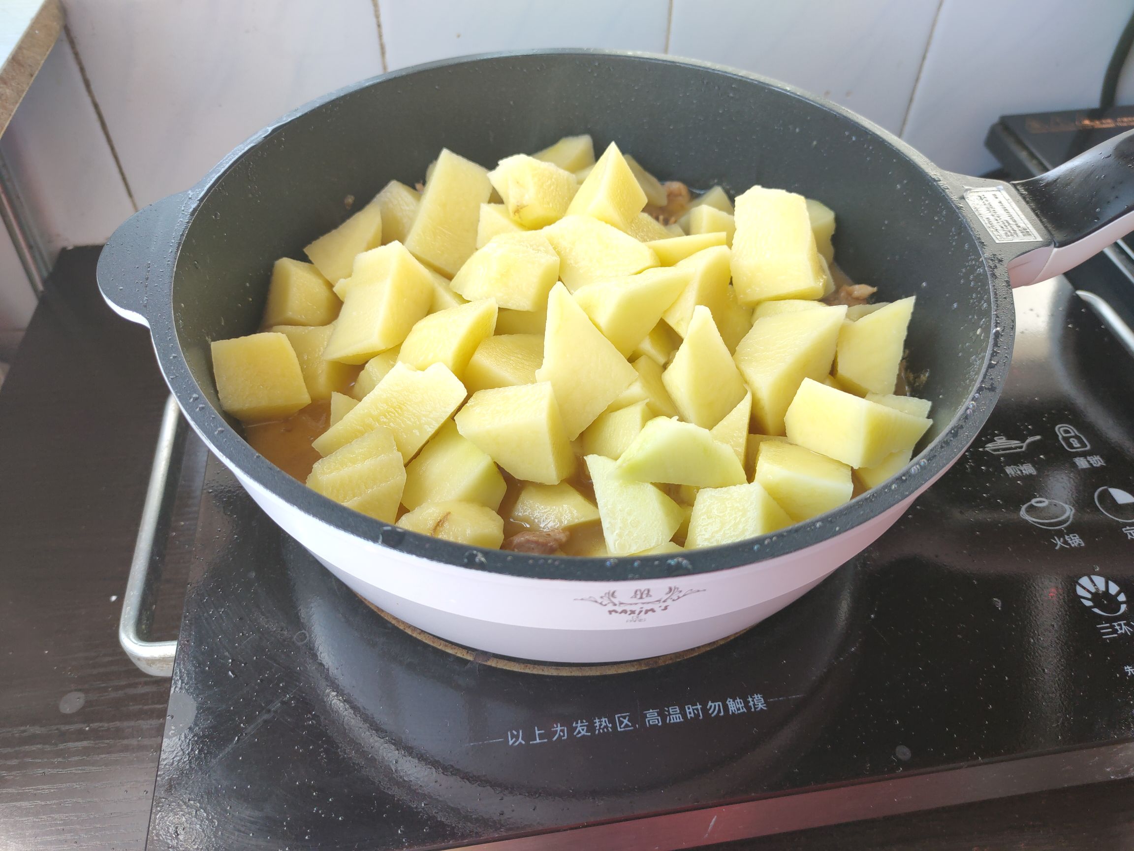 醬香土豆雞塊的家常做法,土豆的軟糯配上雞肉的湯汁,營養又好吃的做法-家常味燉菜譜-易網健康養生網 醬香土豆雞塊的家常做法,土豆的軟糯配上雞肉的湯汁,營養又好吃的做法-家常味燉菜譜