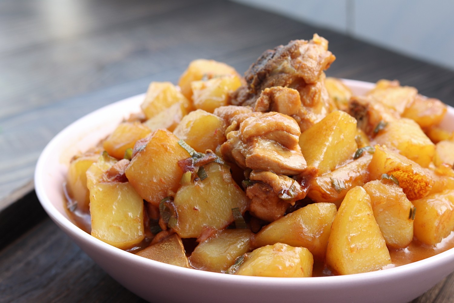 醬香土豆雞塊的家常做法,土豆的軟糯配上雞肉的湯汁,營養又好吃的做法-家常味燉菜譜-易網健康養生網 醬香土豆雞塊的家常做法,土豆的軟糯配上雞肉的湯汁,營養又好吃的做法-家常味燉菜譜