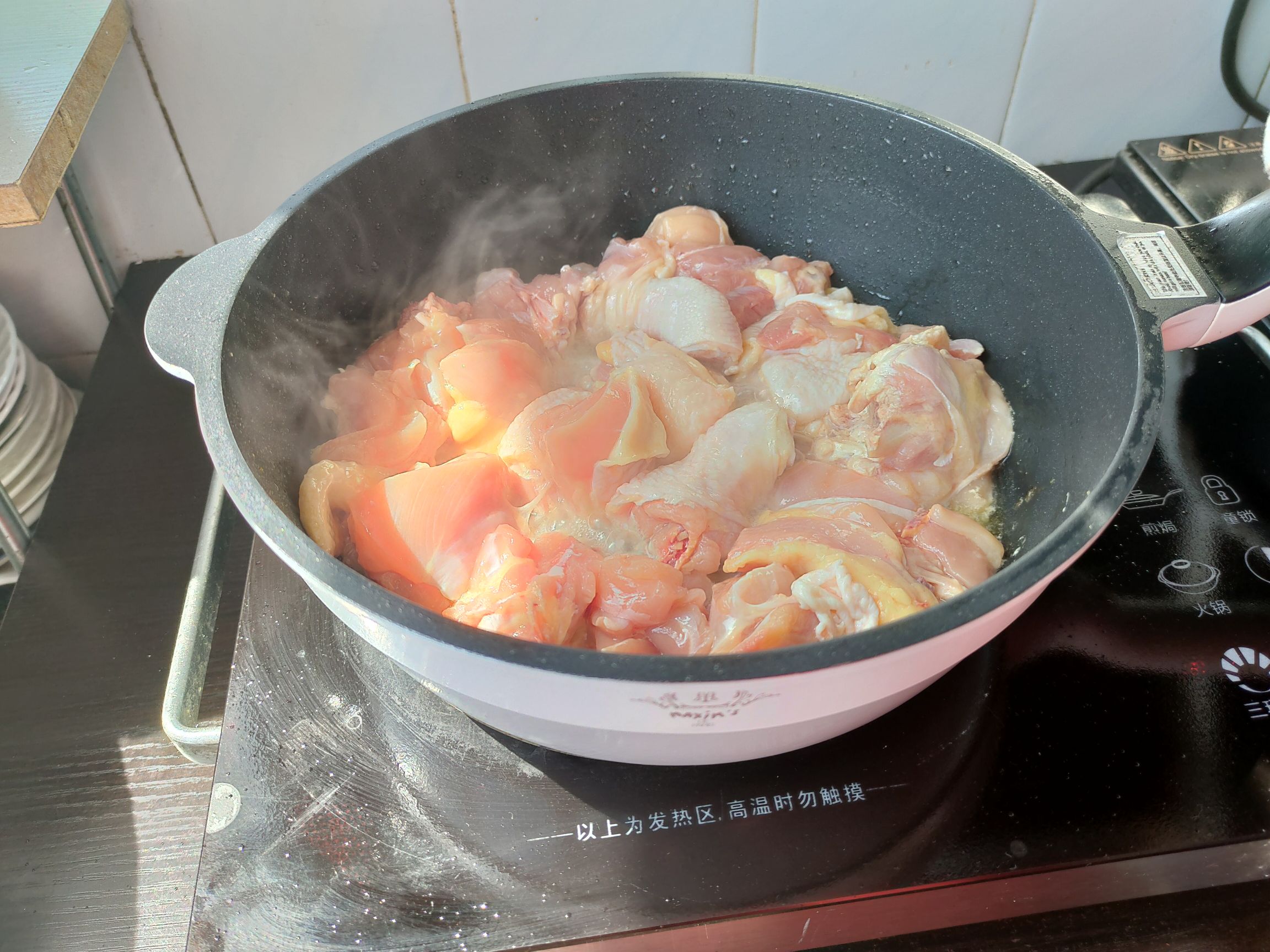 醬香土豆雞塊的家常做法,土豆的軟糯配上雞肉的湯汁,營養又好吃的做法-家常味燉菜譜-易網健康養生網 醬香土豆雞塊的家常做法,土豆的軟糯配上雞肉的湯汁,營養又好吃的做法-家常味燉菜譜