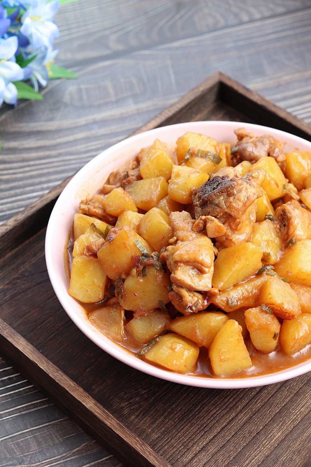 醬香土豆雞塊的家常做法，土豆的軟糯配上雞肉的湯汁，營養又好吃的做法-家常味燉菜譜