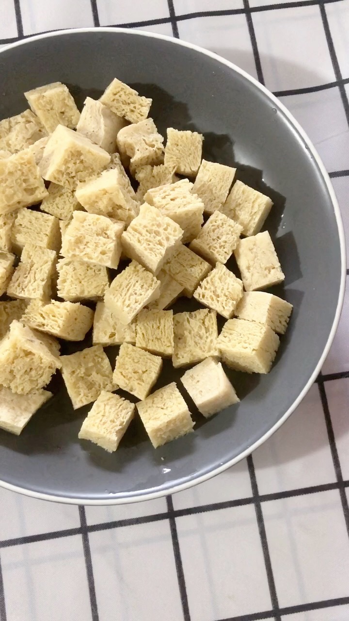 咖喱凍豆腐的做法-咖喱味炒菜譜-易網(wǎng)<a href=http://www.jsjjzhkt.cn/ target=_blank class=infotextkey>健康養(yǎng)生</a>網(wǎng) 咖喱凍豆腐的做法-咖喱味炒菜譜