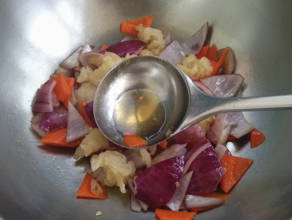 洋蔥炒魚鰾的做法-咸鮮味炒菜譜-易網健康養生網 洋蔥炒魚鰾的做法-咸鮮味炒菜譜