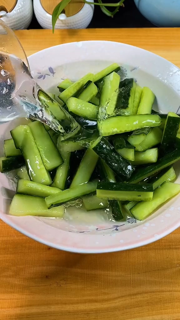 爽口黃瓜條的做法-咸鮮味腌菜譜-易網<a href=http://www.jsjjzhkt.cn/ target=_blank class=infotextkey>健康養生</a>網 爽口黃瓜條的做法-咸鮮味腌菜譜