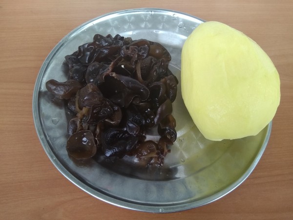 木耳燒土豆的做法-家常味燒菜譜-易網<a href=http://www.jsjjzhkt.cn/ target=_blank class=infotextkey>健康養生</a>網 木耳燒土豆的做法-家常味燒菜譜