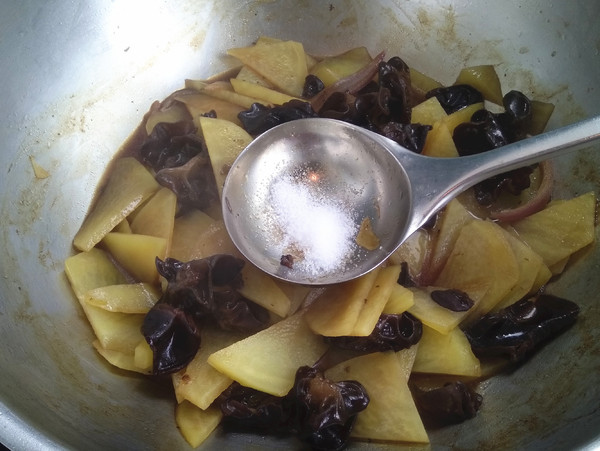 木耳燒土豆的做法-家常味燒菜譜-易網健康養生網 木耳燒土豆的做法-家常味燒菜譜