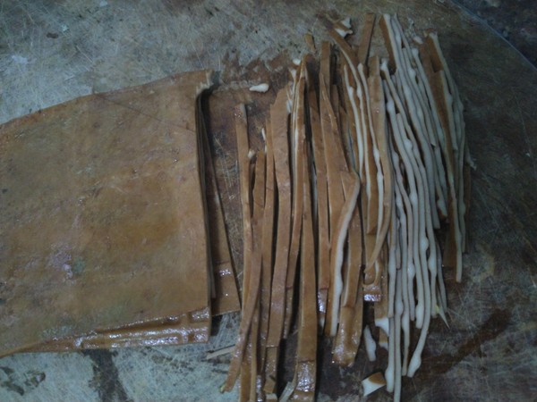 涼拌豆腐干的做法-家常味拌菜譜-易網(wǎng)健康養(yǎng)生網(wǎng) 涼拌豆腐干的做法-家常味拌菜譜