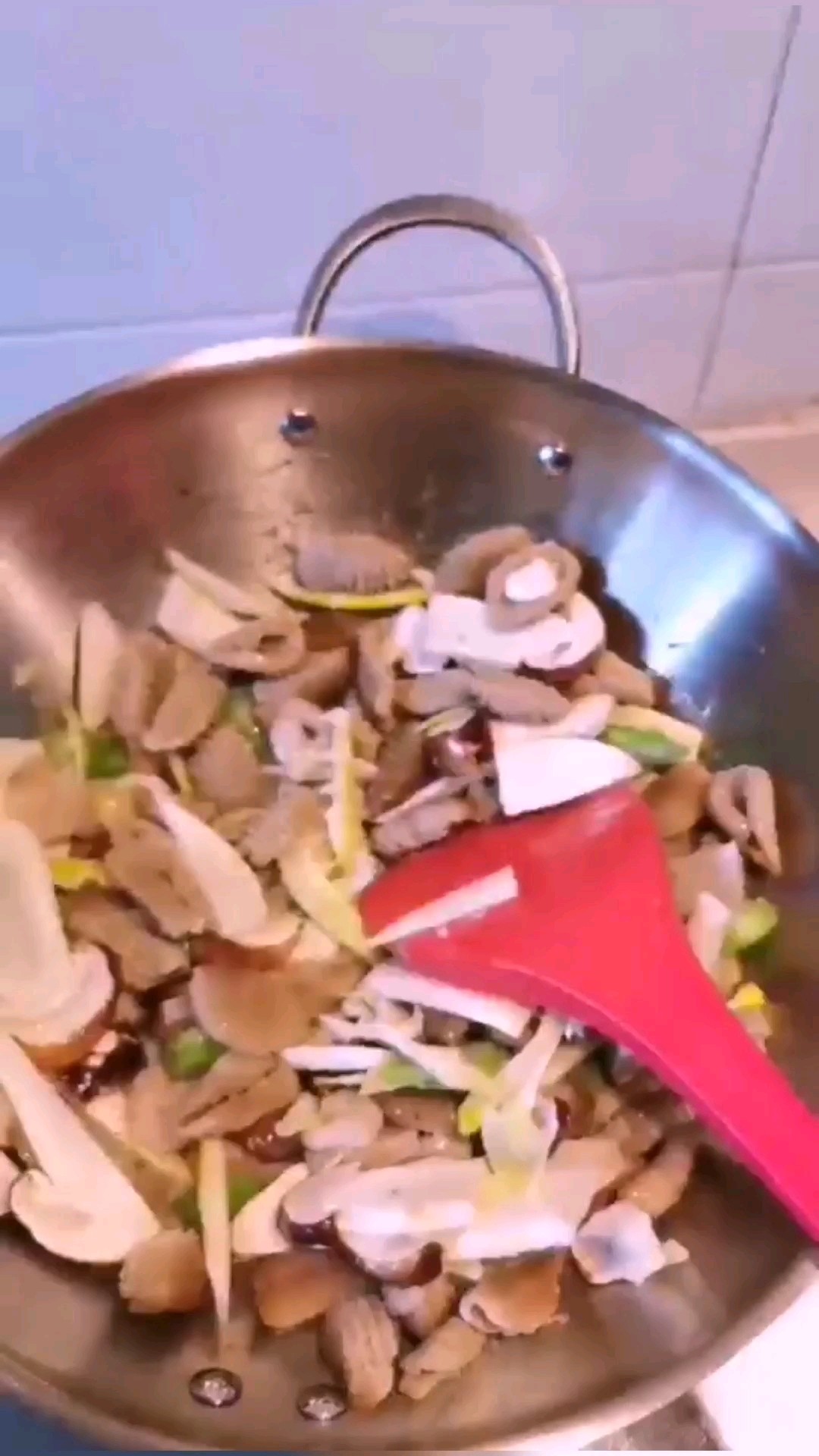 松茸菇炒螺旋莜面的做法-家常味炒菜譜-易網(wǎng)健康養(yǎng)生網(wǎng) 松茸菇炒螺旋莜面的做法-家常味炒菜譜