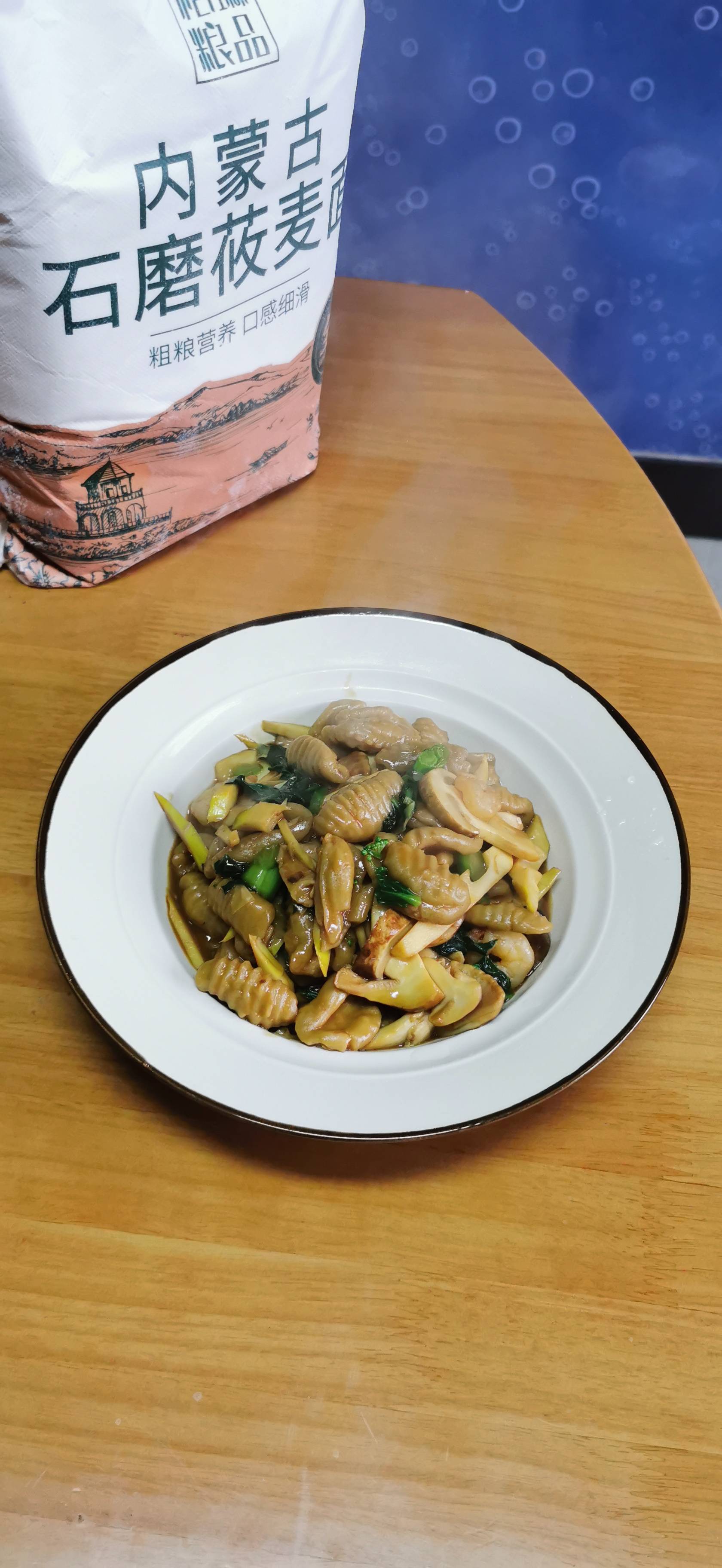 松茸菇炒螺旋莜面的做法-家常味炒菜譜-易網(wǎng)健康養(yǎng)生網(wǎng) 松茸菇炒螺旋莜面的做法-家常味炒菜譜