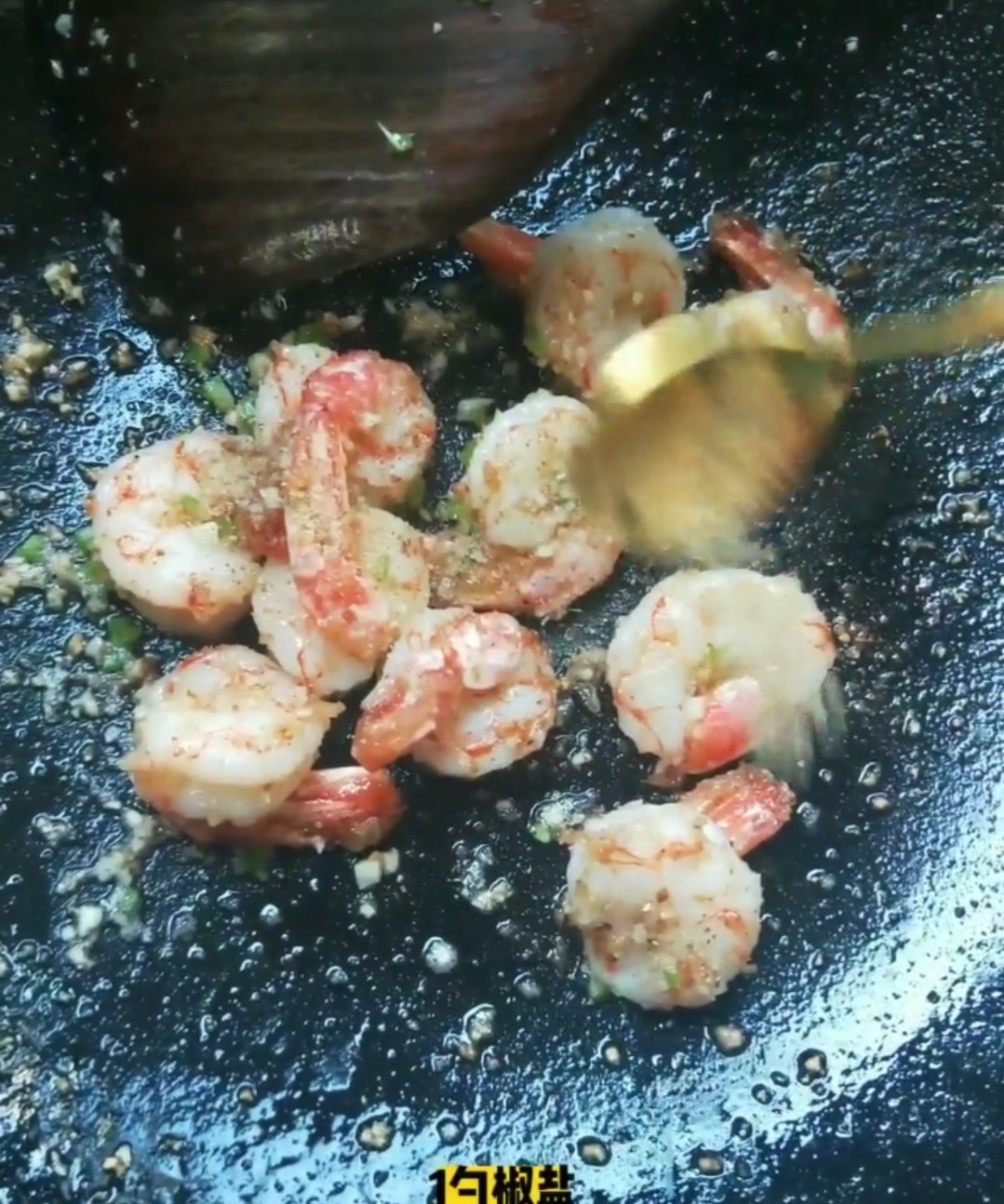 蒜香椒鹽蝦的做法-蒜香味炒菜譜-易網健康養生網 蒜香椒鹽蝦的做法-蒜香味炒菜譜