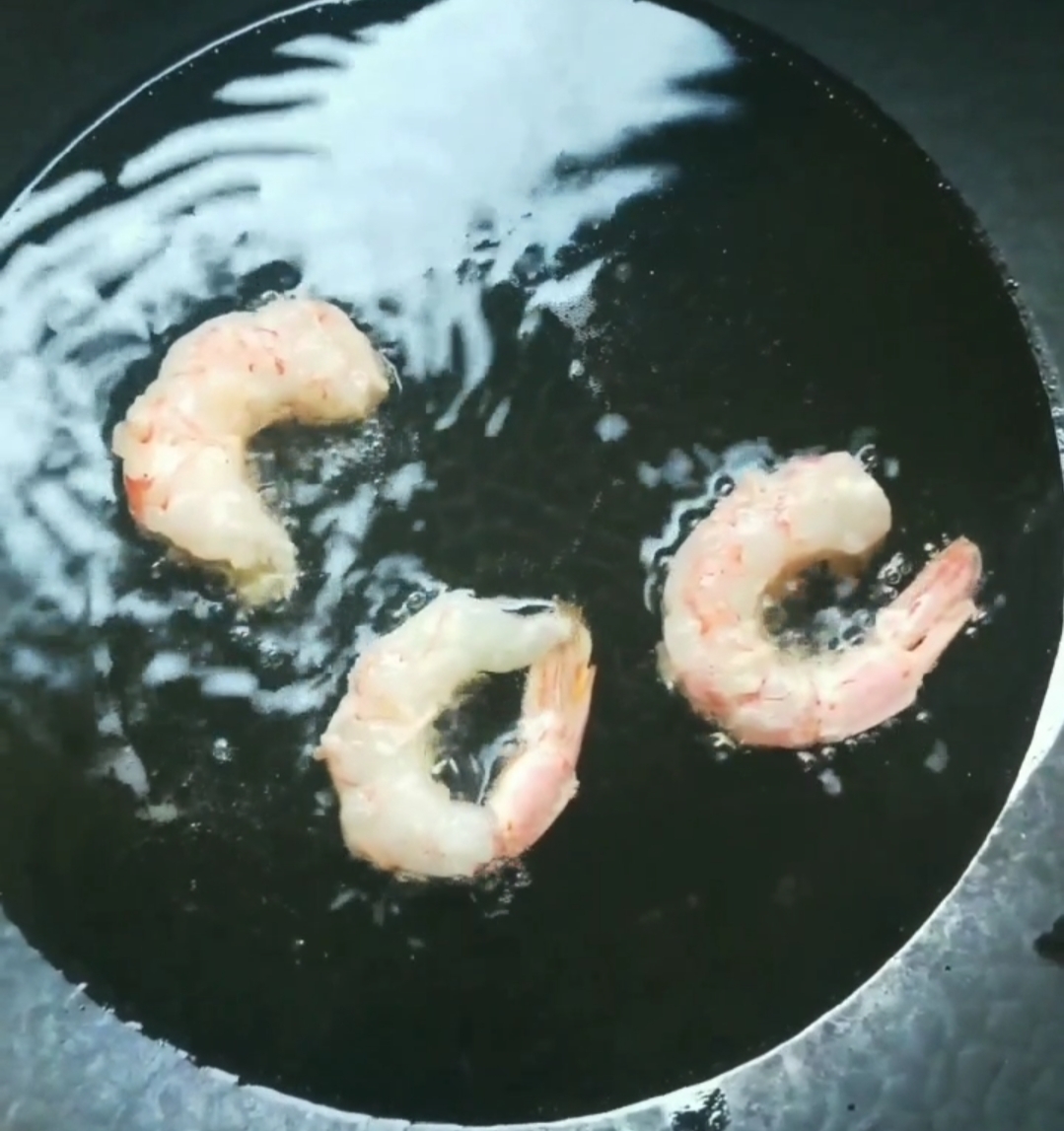 蒜香椒鹽蝦的做法-蒜香味炒菜譜-易網健康養生網 蒜香椒鹽蝦的做法-蒜香味炒菜譜