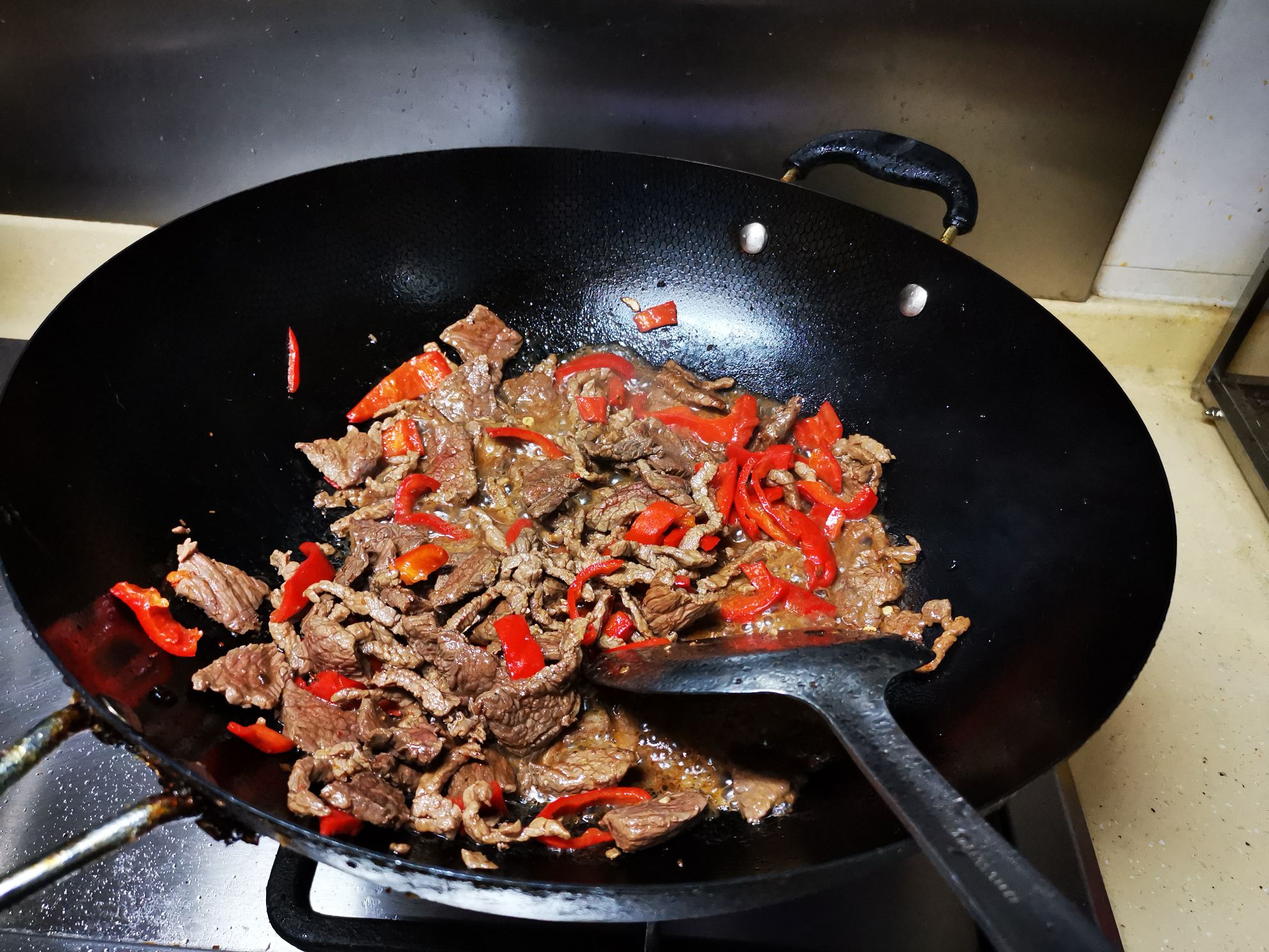 甜椒炒牛肉的做法-家常味炒菜譜-易網健康養生網 甜椒炒牛肉的做法-家常味炒菜譜