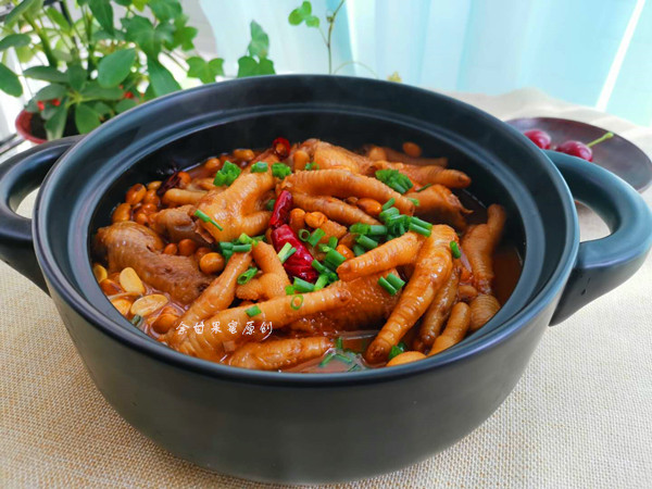 黃豆燜雞爪的做法-家常味燜菜譜-易網(wǎng)健康養(yǎng)生網(wǎng) 黃豆燜雞爪的做法-家常味燜菜譜