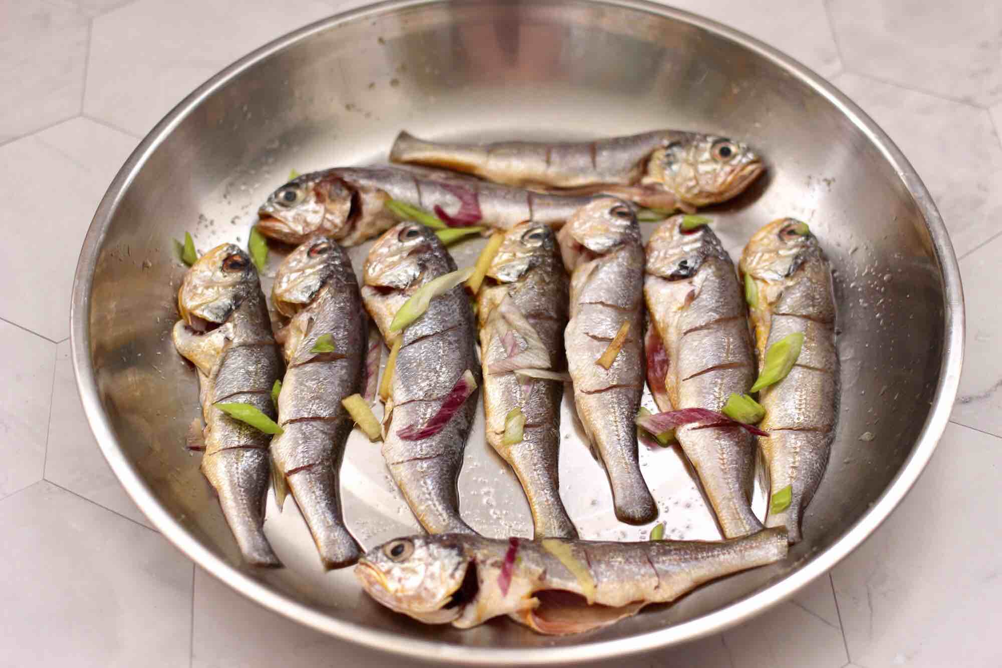 香脆椒干煸黃花魚的做法-香辣味干煸菜譜