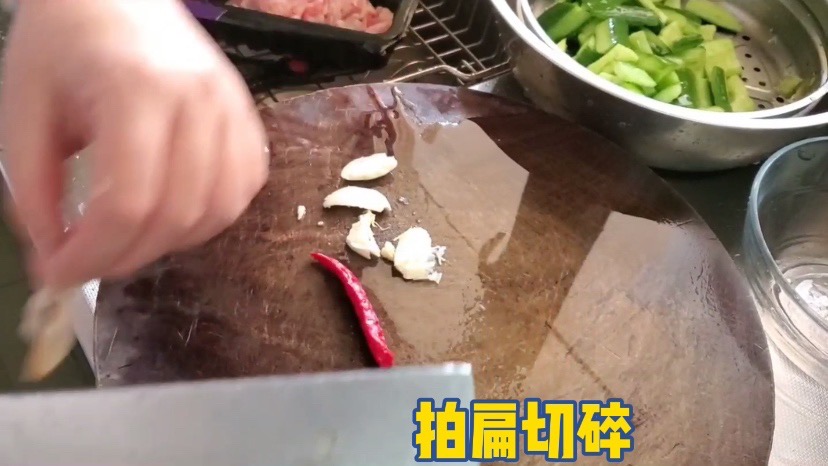 簡單的拍黃瓜的做法-酸辣味拌菜譜-易網健康養生網 簡單的拍黃瓜的做法-酸辣味拌菜譜