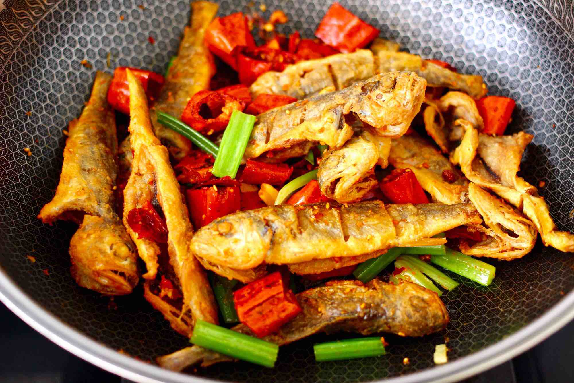 香脆椒干煸黃花魚的做法-香辣味干煸菜譜