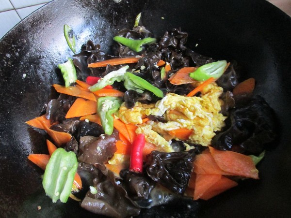 木耳炒雞蛋的做法-家常味炒菜譜-易網健康養生網 木耳炒雞蛋的做法-家常味炒菜譜